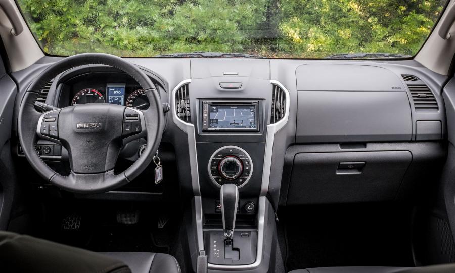  Isuzu D-Max Katana 2015 года  (фото 7 из 15)